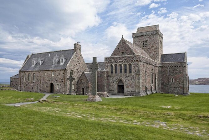 4-Day Magical Mull, Iona & West Highlands Small-Group Tour from Edinburgh - Where you sleep in Tobermory: B&B feel vs hotel convenience