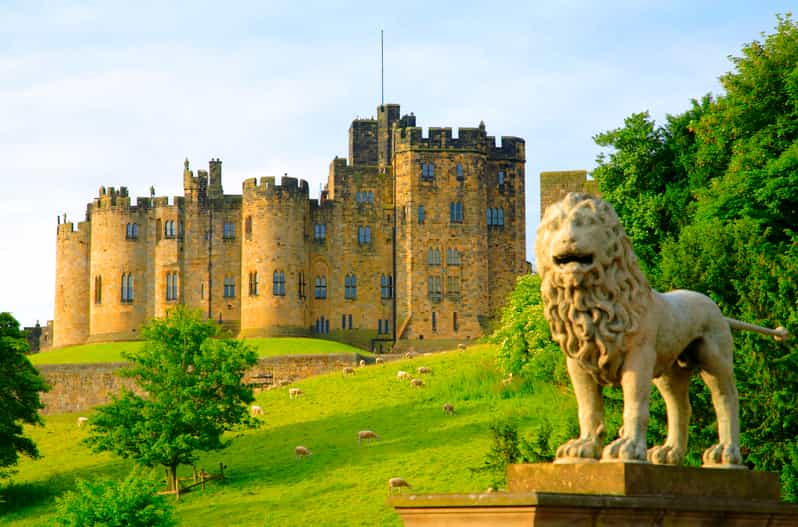 Alnwick: Alnwick Castle Ticket - Two worlds inside one ticketed castle