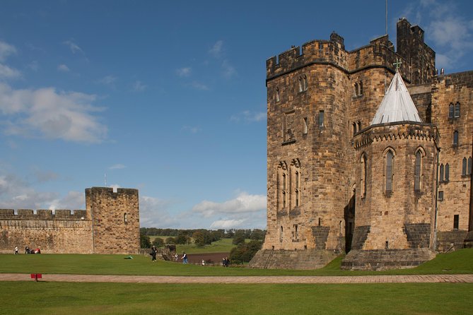 Alnwick Castle, Northumberland and Borders Tour with Admission - Coach Comfort, Motion, and Why the First 10 Minutes Matter