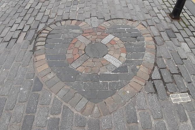Curious Tales of the Royal Mile - Private Walking Tour - Walking the Royal Mile the way Edinburgh intended, tight closes, sharp stories
