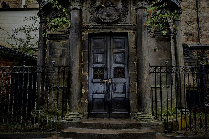 Dark History and Ghost Tour of Edinburgh - Meeting at St Giles Cathedral: Getting Your Bearings Fast
