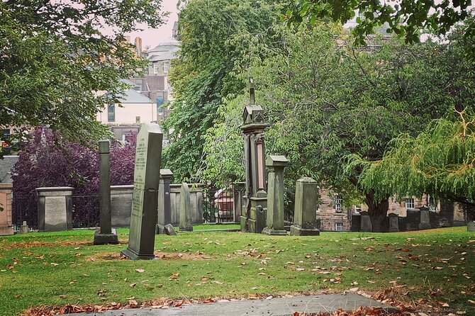 Dark History and Ghost Tour of Edinburgh - Mercat Cross: 17th-Century Street Life and the Shadow Side of Entertainment