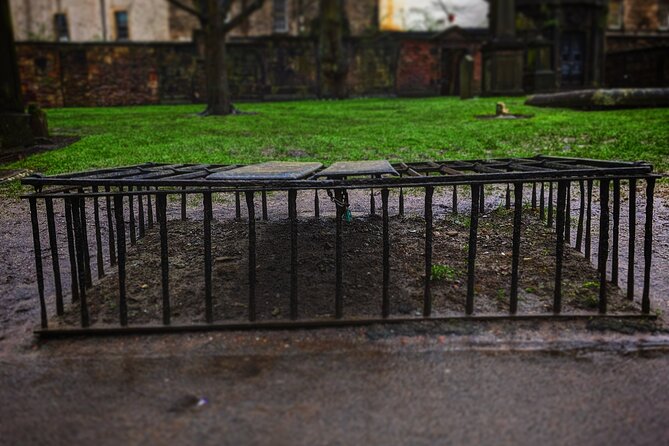 Dark History and Ghost Tour of Edinburgh - Advocate’s Close: Where Tight Streets Make the Ghost Stories Hit Harder