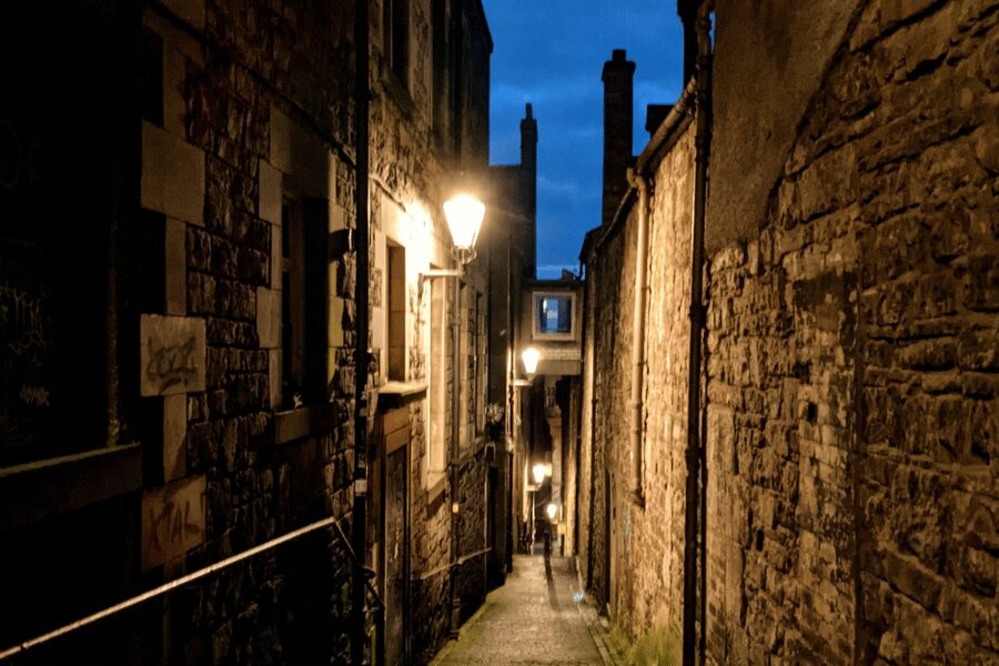 Dark Stories of Edinburgh: walking tour in French - The Royal Mile twice, with the National Museum of Scotland in the middle