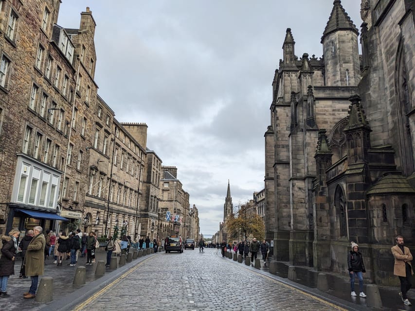 Dark Stories of Edinburgh: walking tour in French - Stop-by-stop route: Canongate Kirk to Mercat Cross