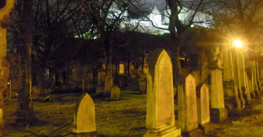 Edinburgh: 2-Hour Ghost Tour in Spanish - The guided walk through Old Town closes after dark