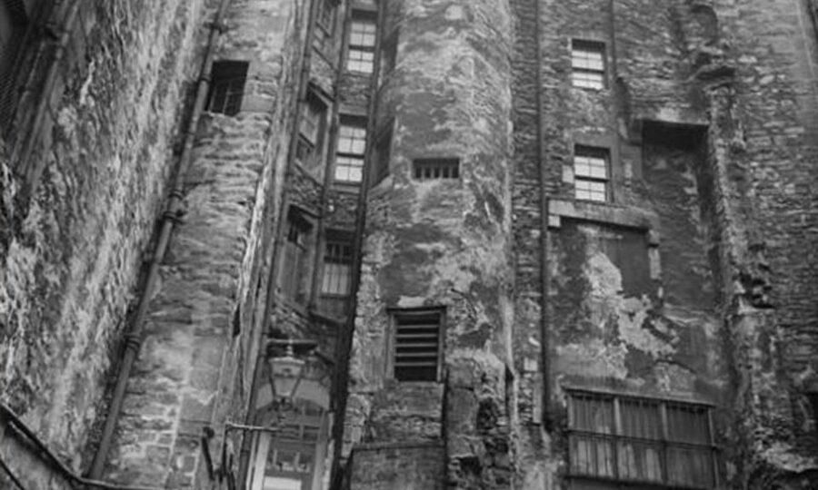 Edinburgh: 2-Hour Ghost Tour in Spanish - Witch hunts and murderers, told as something Edinburgh actually lived with