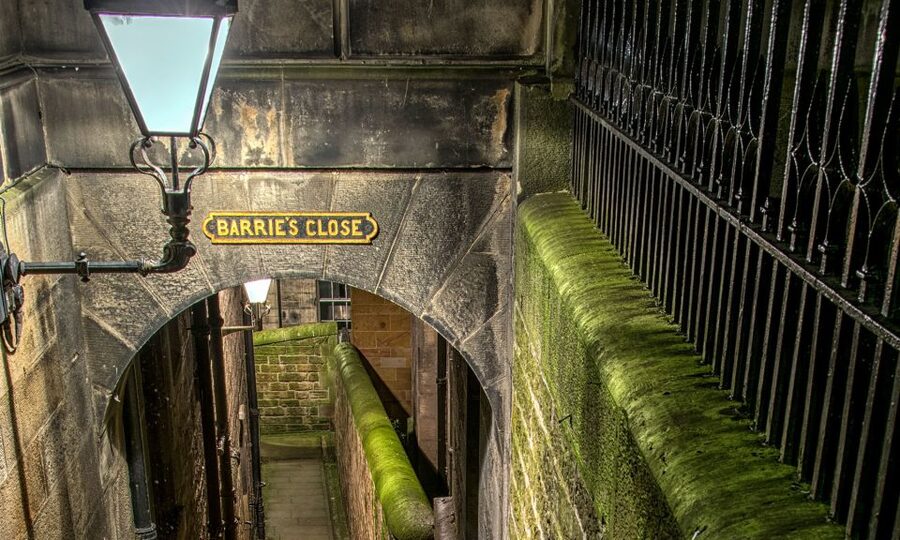 Edinburgh: 2-Hour Ghost Tour in Spanish - Calton Hill views during the crossing of the city center