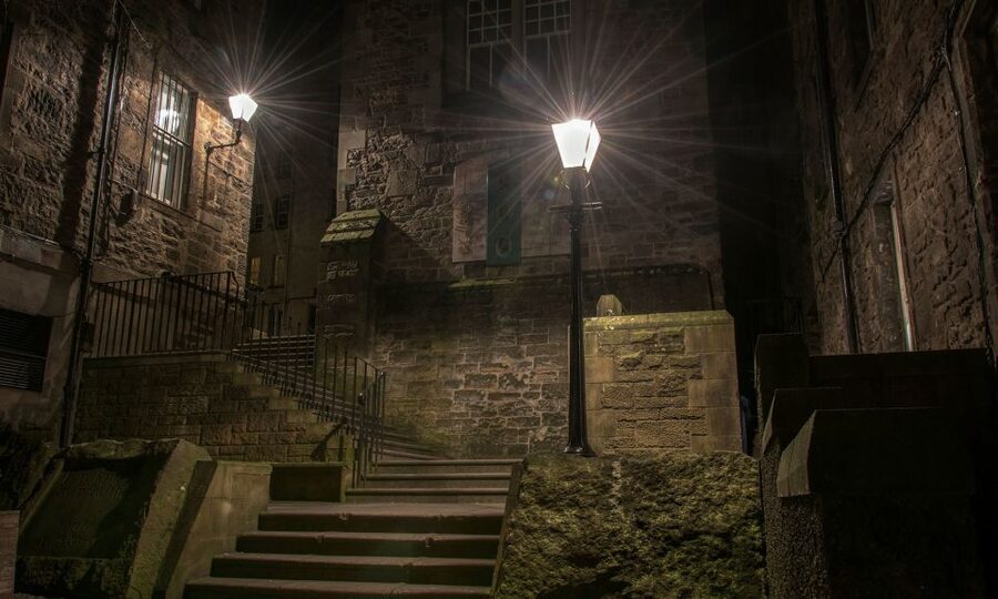 Edinburgh: 2-Hour Ghost Tour in Spanish - The cemetery stop: tombs, paranormal lore, and David Hume