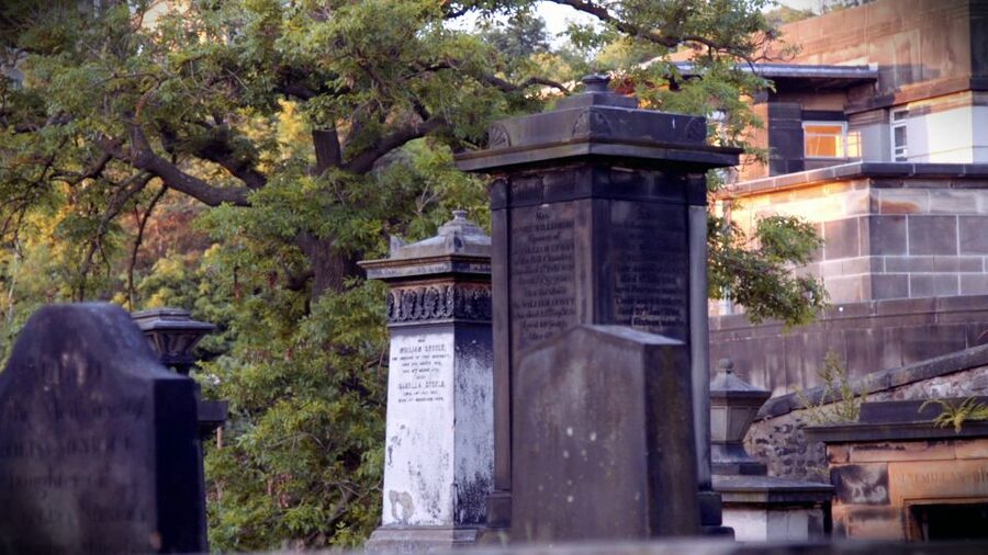 Edinburgh: 2-Hour Ghost Tour in Spanish - What makes the storytelling style stand out