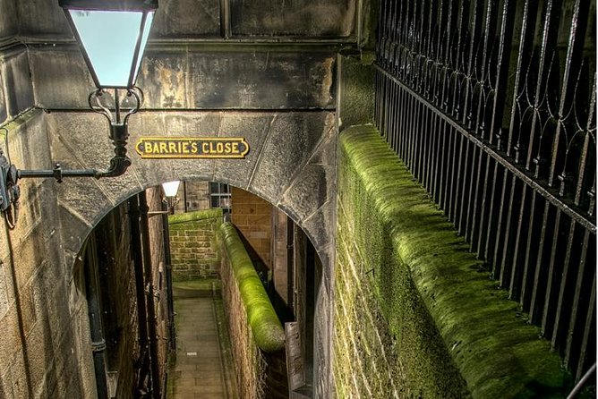 Edinburgh 2 Hour Nighttime Ghost Tour Italian Tour Guide - Why an Italian Night Ghost Walk Works So Well in Edinburgh