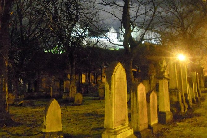 Edinburgh 2 Hour Nighttime Ghost Tour Italian Tour Guide - Small-Group Walking, Realistic Expectations, and Guide Style