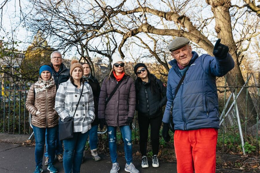Edinburgh: 3-Hour Guided Walking Tour - Deacon Brodies Tavern coffee and the secret-sounding closes
