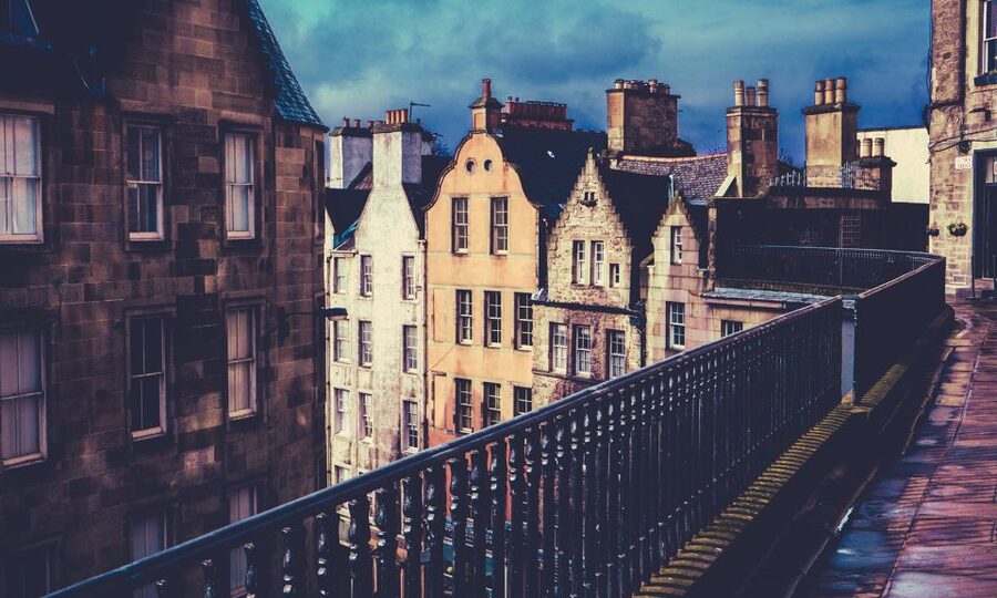 Edinburgh: 3-Hour Historical Walking Tour in Italian - The Mound and Grassmarket Square: The City’s Built-in Perspective Change