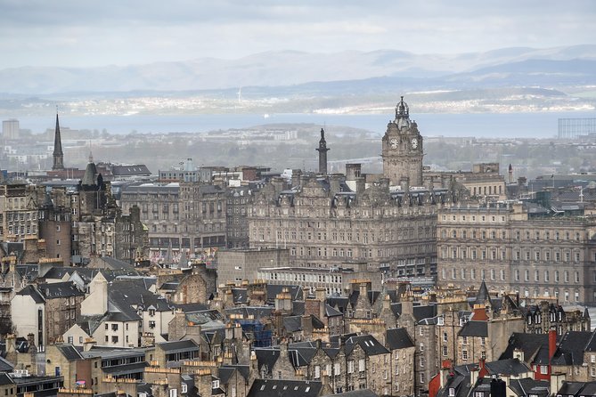 Edinburgh 3 Hour Walking Tour Italian Tour Guide - Stop 1 on the Royal Mile: the main street that explains everything