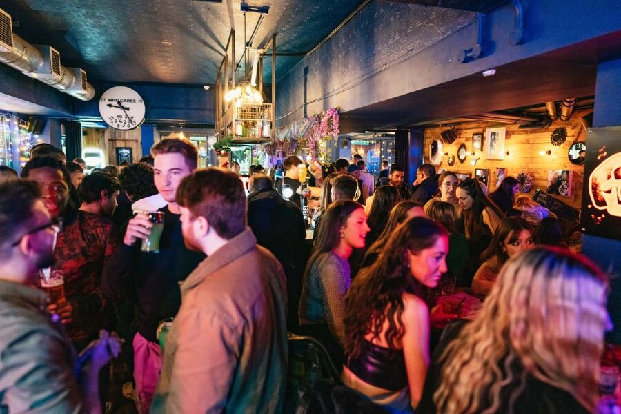 Edinburgh: 7 Bar Pub Crawl with 7 Shots & Discounts - What to Watch For Before You Book
