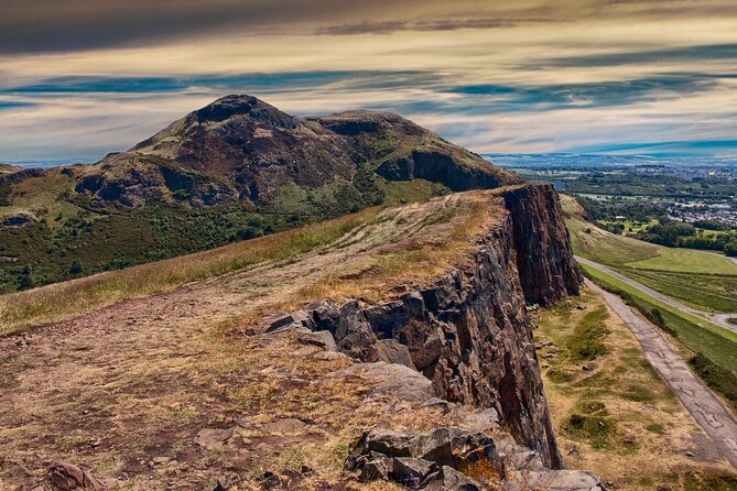 Edinburgh: Arthur's Seat Hike with Local Guide - Meeting at Holyroodhouse, Using Toilets, and Staying On Time