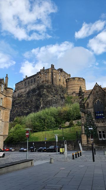 Edinburgh Castle: 120-Minute In-Depth Tour with Expert Guide - Meeting your guide at the High Court and walking up to the fortress