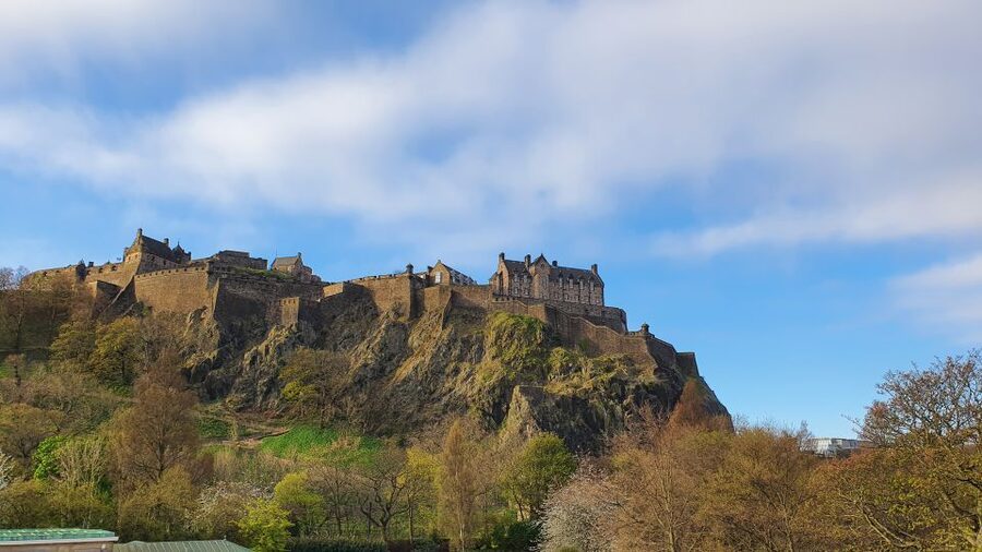 Edinburgh Castle: 120-Minute In-Depth Tour with Expert Guide - Gatehouse, batteries, and war spaces: seeing the castle as a defense system