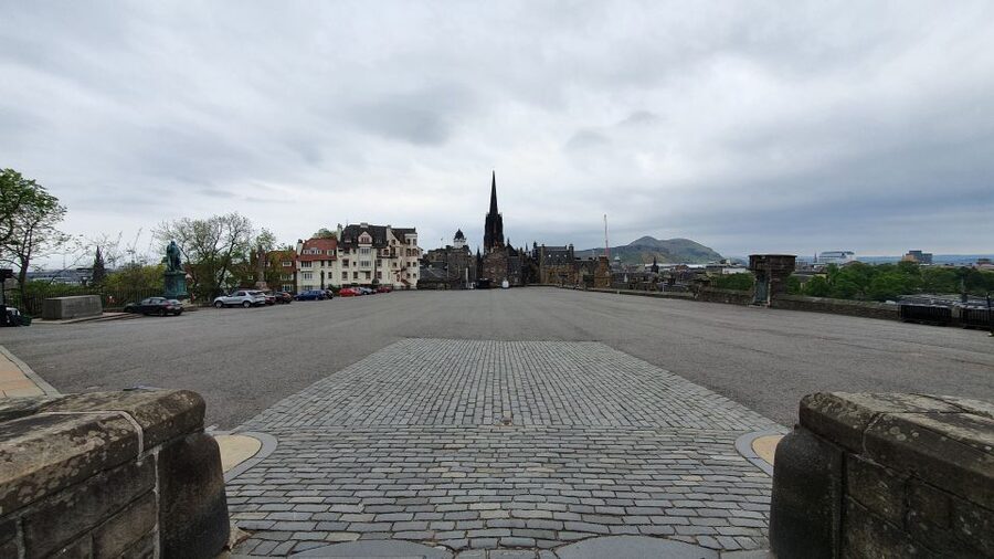 Edinburgh Castle: 120-Minute In-Depth Tour with Expert Guide - Pacing, walking, and what to wear on Scottish ground