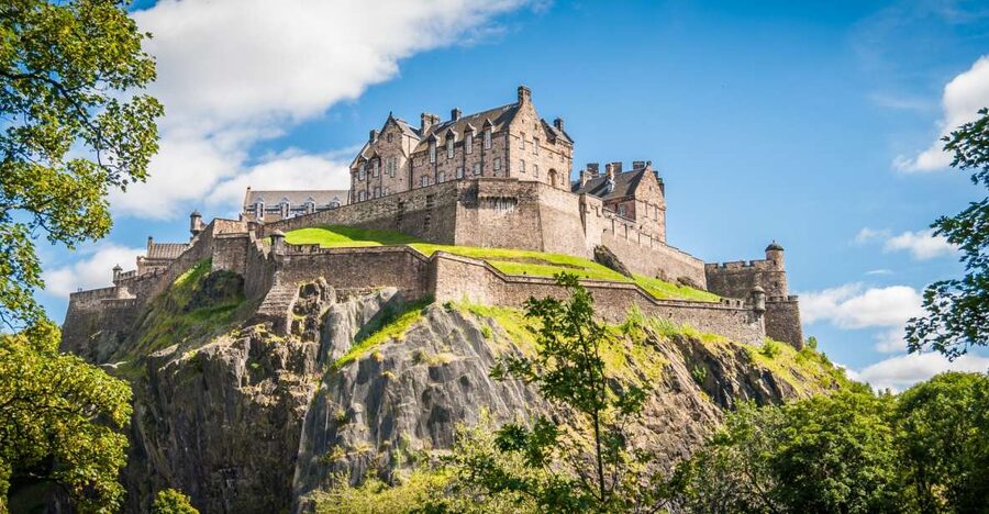 Edinburgh Castle: 120-Minute In-Depth Tour with Expert Guide - Castlehill and the Esplanade: how the guide sets the stage