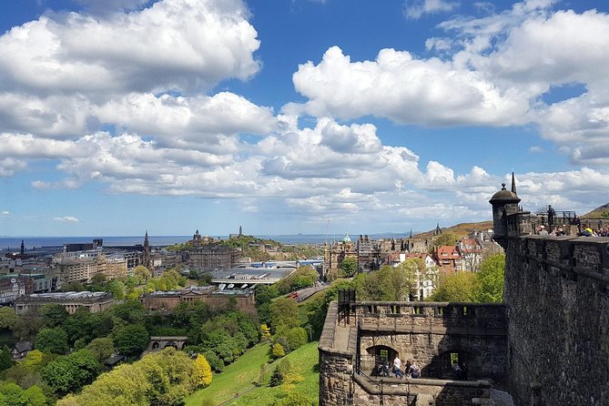 Edinburgh Castle Guided Walking Tour in English - A 90-minute Royal Mile walk that turns the castle into a story