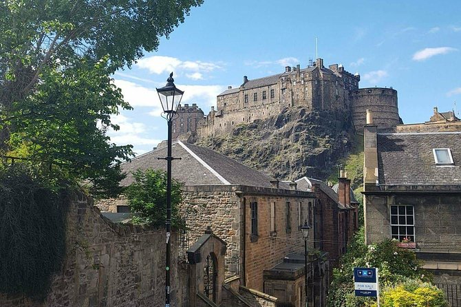 Edinburgh Castle Guided Walking Tour in English - Royal Mile storytelling, from characters to small details you will notice later