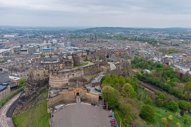 Edinburgh Castle: Guided Walking Tour with Entry Ticket - Finding the meeting point at Advocates Close and starting the uphill route