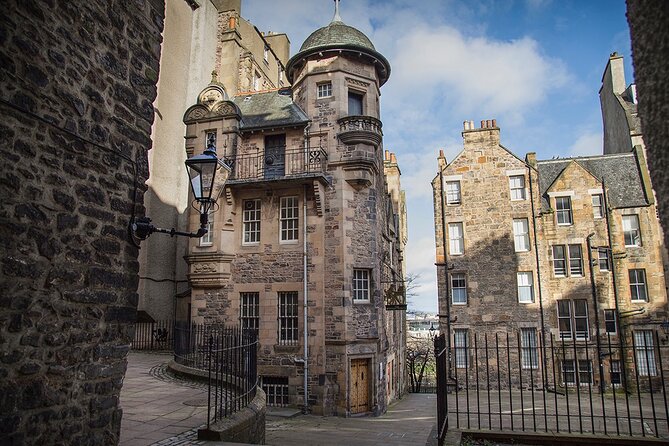 Edinburgh Castle & Royal Mile Walking Tour - Ticket Included - Climbing Toward the Castle Esplanade: Views, the Hub, and the One O’Clock Gun