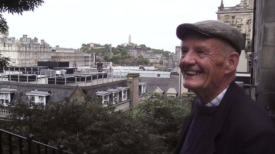Edinburgh: City Highlights Private Guided Walking Tour - Crossing into the New Town: Princes Street and Princes Street Gardens