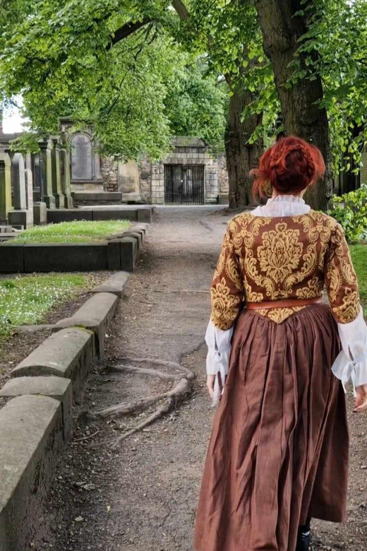 Edinburgh: Crime and Punishment Walking Tour - Meeting at St Giles’ Cathedral, and What the Costume Adds