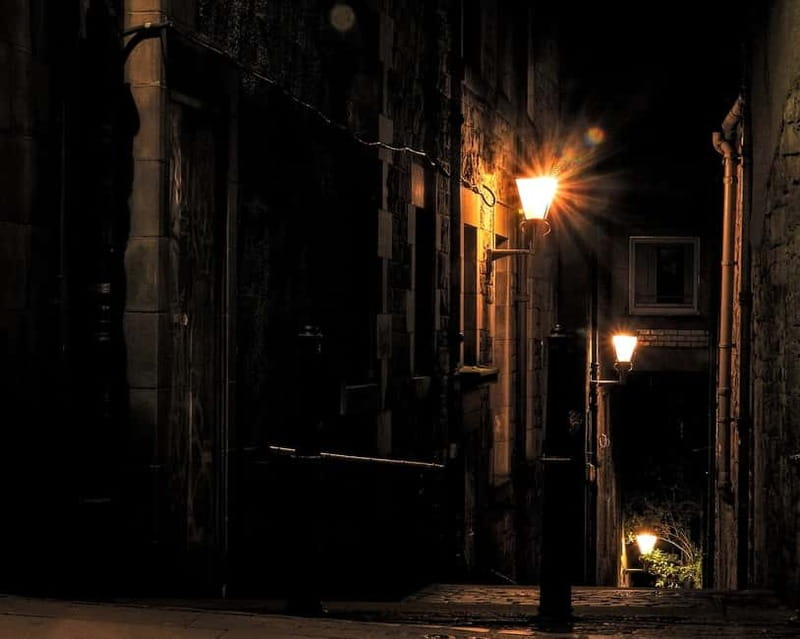 Edinburgh: Dark History Royal Mile Walking Tour - Old Town Walking Stops: Hidden Jewels and Not-So-Obvious Facts