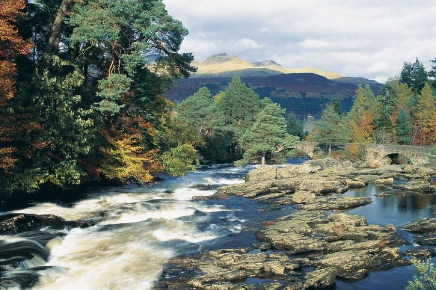 Edinburgh: Eilean Donan, Loch Ness & Glenfinnan 2-Day Tour - Commando Memorial and Ben Nevis: Respectful Stops With Big Mountain Views