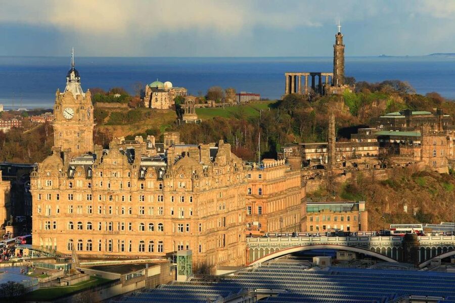 Edinburgh: Food & Drink Tasting Tour - Finding the meeting point by the Royal Mile