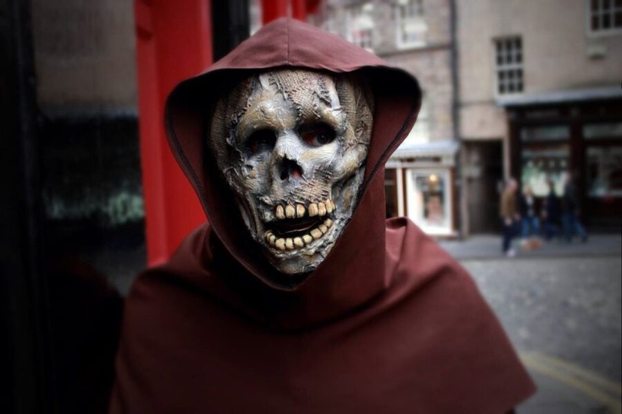 Edinburgh Ghosts & Gore Walking Tour - The Real Experience: 1.5 Hours Through Closes and Courtyards