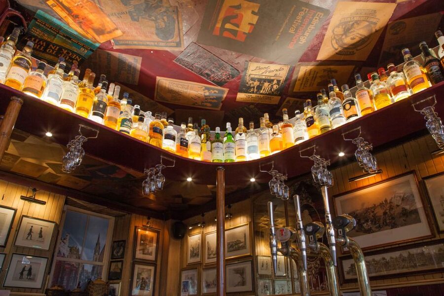 Edinburgh: Guided Whisky Tasting & Walking Tour - The 2-mile route through Old Town and New Town street scenes
