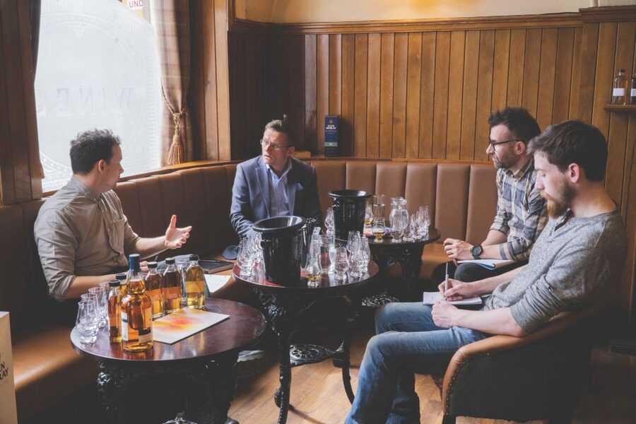 Edinburgh: Guided Whisky Tasting & Walking Tour - What a typical stop feels like, from pub history to Scotch comparisons