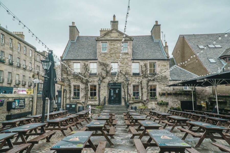Edinburgh: Guided Whisky Tasting & Walking Tour - Who should book this, and who should skip it