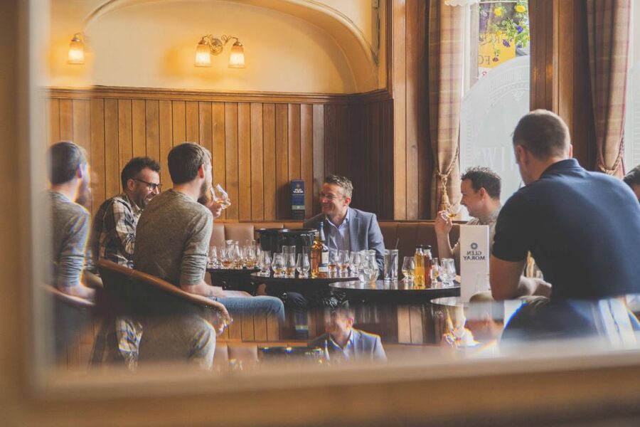 Edinburgh: Guided Whisky Tasting & Walking Tour - Getting started at The Barony Bar on Broughton Street