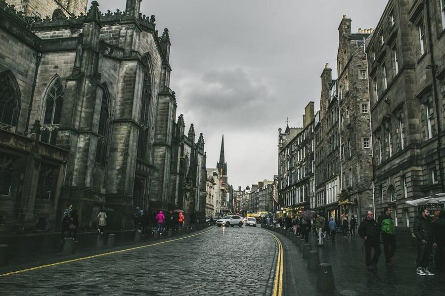 Edinburgh: Harry Potter Origins Tour & Gin Tasting Combo - Old Town and Greyfriars Kirkyard: the darker inspirations and the best mood