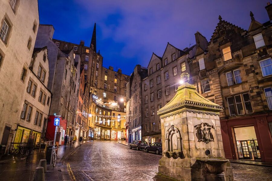 Edinburgh: Harry Potter Walking Tour - High Street magic: from Diagon Alley inspiration to Quidditch clues