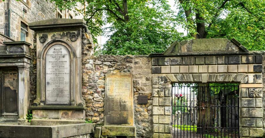 Edinburgh: Haunted Underground Vaults and Graveyard Tour - Why Greyfriars and the South Bridge Vaults Feel So Different