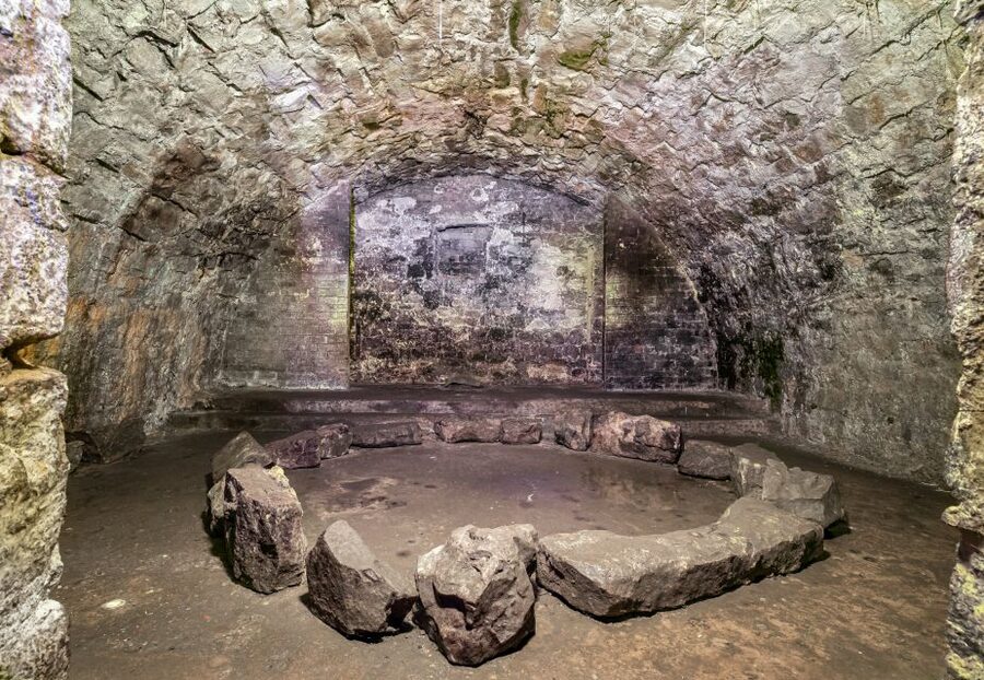 Edinburgh: Haunted Underground Vaults and Graveyard Tour - Where You Meet at 300 Lawnmarket (And Why That Matters)