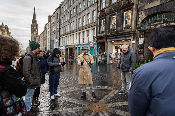 Edinburgh Historical Gems Tour with Whisky & Local Flavours - Canongate and the closes: corners you only find with a local