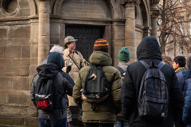 Edinburgh Historical Gems Tour with Whisky & Local Flavours - Meeting at 192 High St and getting your bearings fast