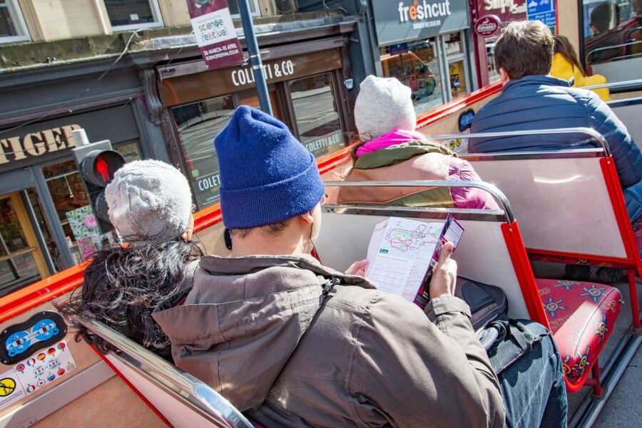Edinburgh: Hop-On Hop-Off Bus Pass with 3 City Tours - Edinburgh Tour (Green): live English views and the Old and New Town spine