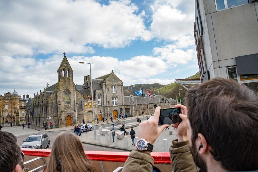 Edinburgh: Hop-On Hop-Off Bus Pass with 3 City Tours - Audio in 9 Languages plus live guide: how to use it without missing the scenery