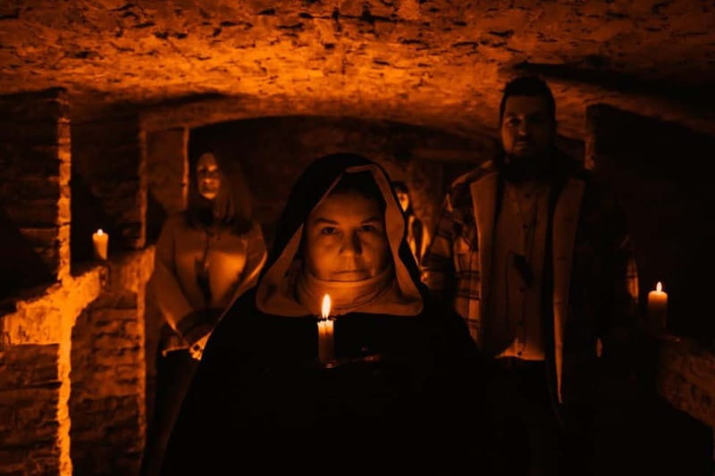 Edinburgh: Immersive, Adult-Only Haunted Vaults Night Tour - Finding the Group at Mercat Cross (EH1 1RF) and Getting Oriented Fast