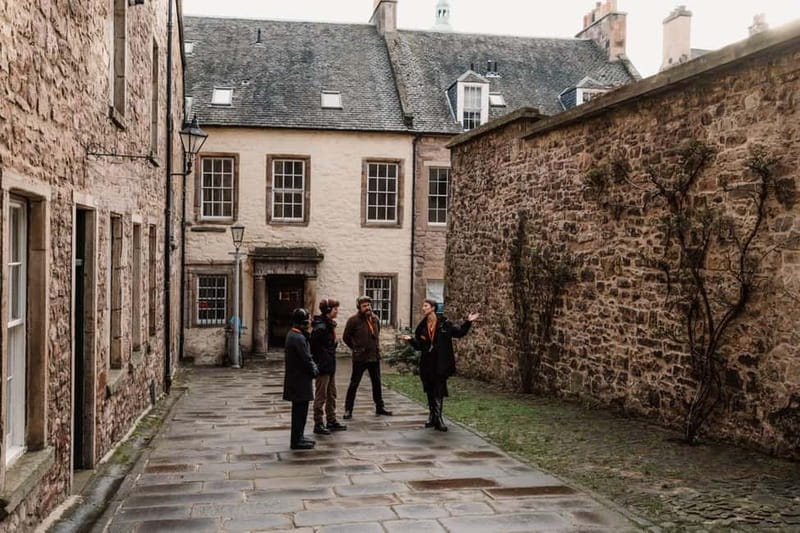 Edinburgh: Immersive Old Town Historical Walking Tour - Getting Oriented in Edinburgh Old Town, Without a Bus Hassle