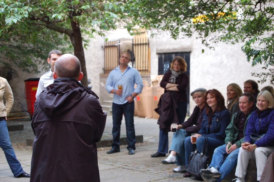 Edinburgh Literary Pub Tour with "Real-Actors" - Finding Clart and McBrain in Grassmarket, Outside the Beehive Inn